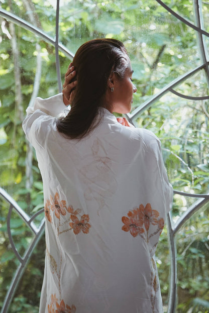 Royal Silk RobeHolding Court IncIntroducing the The Royal Robe in Azulik Flowers, a tailored, bespoke kimono crafted from lightweight silk. Perfect for Summer Fashion, this kimono combines elegancePeignoirThe Royal Silk Robe in Azulik FlowersHolding Court IncHolding Court IncHolding Court Inc